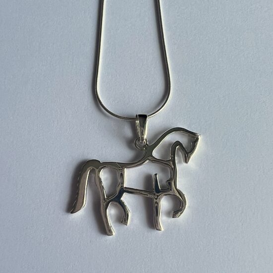 Sudraba zirga kulons Caballo